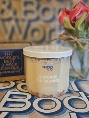 NWT Goose Creek IHOP Cupcake Milkshake 3-wick Candle - White
